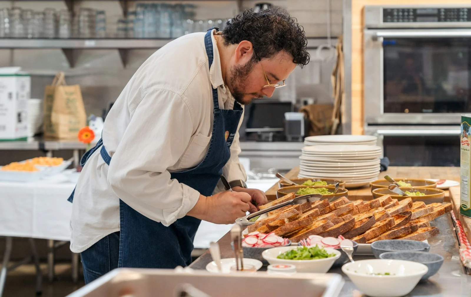 Chef propriétaire devant son buffet