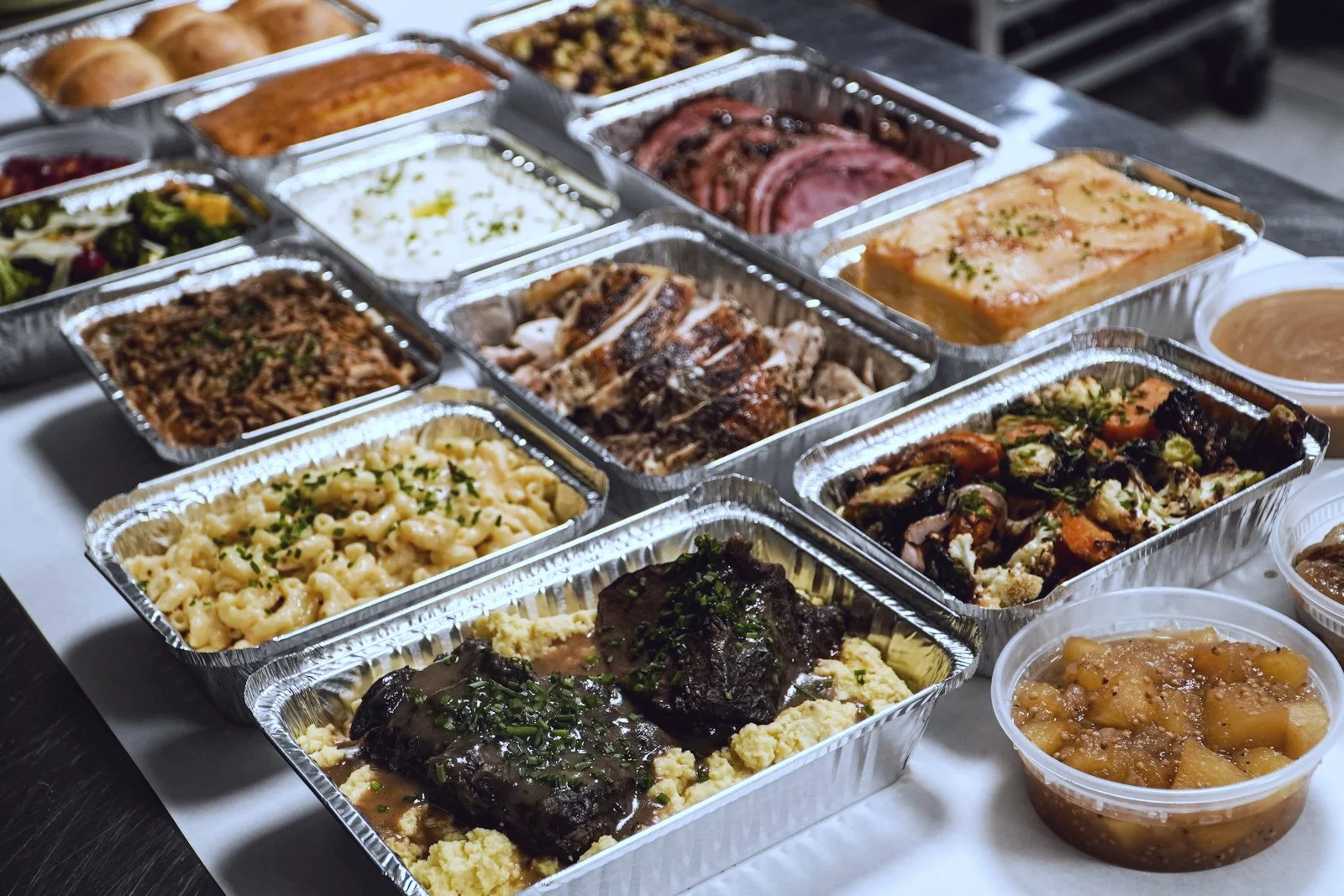 Barquettes de plats chauds sorties de la cuisine