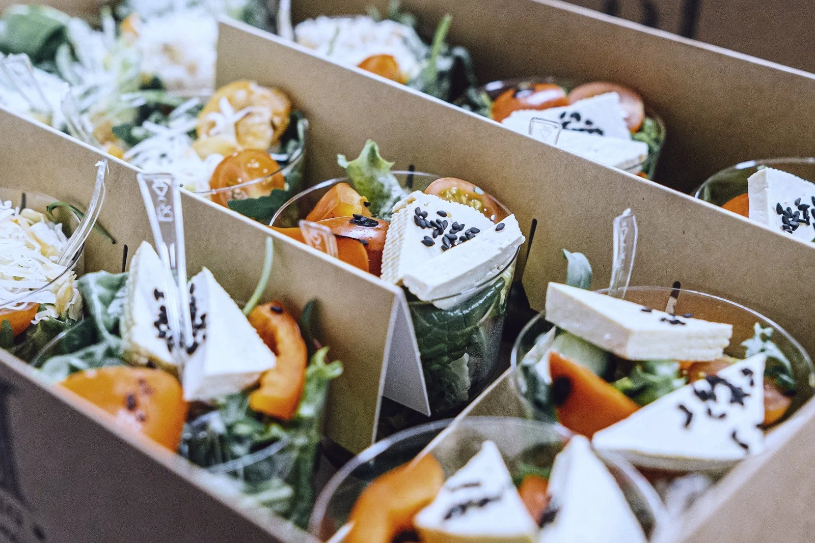 Boîtes-repas garnies prêtes pour une réunion d’entreprise