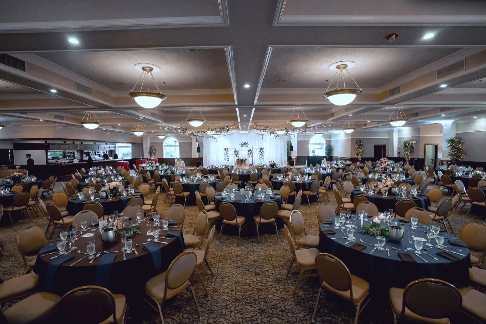Salle de banquet dressée pour un événement